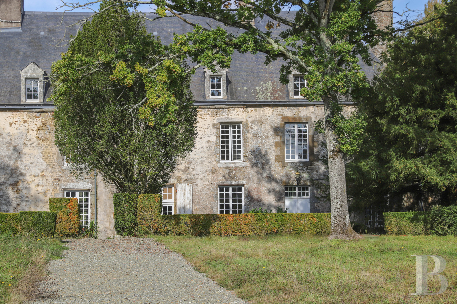 En Mayenne, au nord de la ville éponyme, un château du 17e siècle ceinturé de douves en eau - photo  n°4