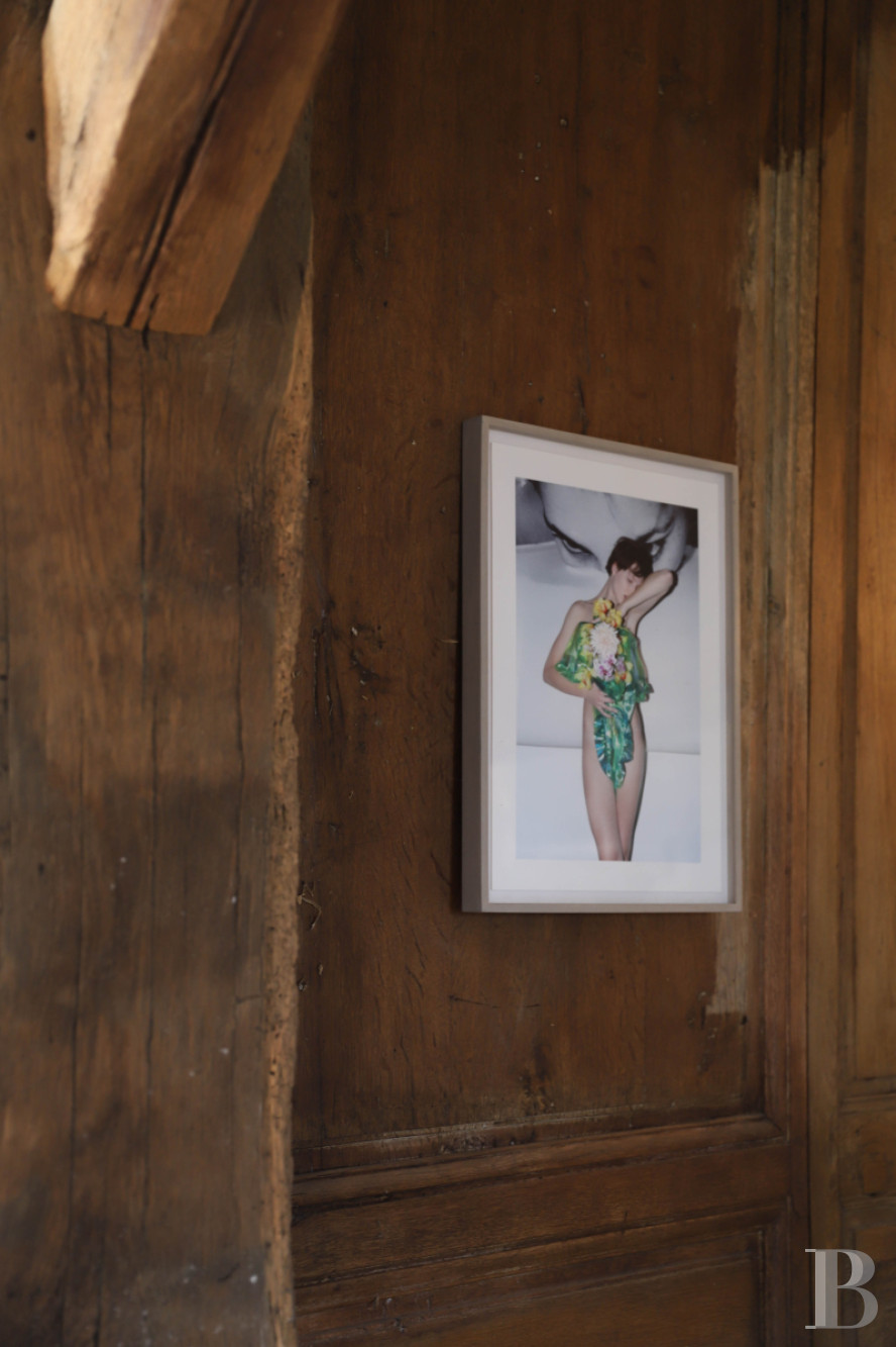 En Mayenne, au nord de la ville éponyme, un château du 17e siècle ceinturé de douves en eau - photo  n°25