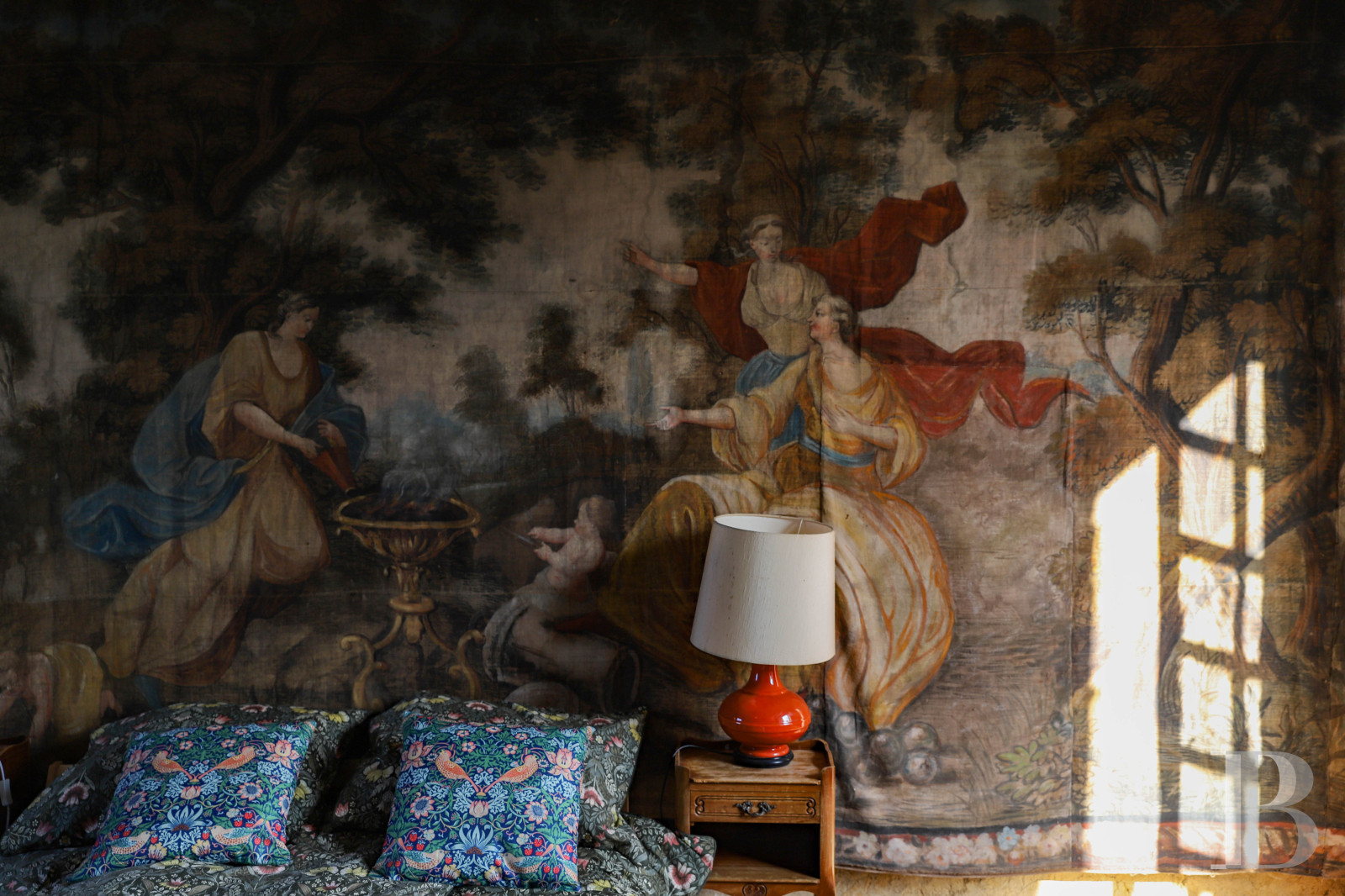 En Mayenne, au nord de la ville éponyme, un château du 17e siècle ceinturé de douves en eau - photo  n°24