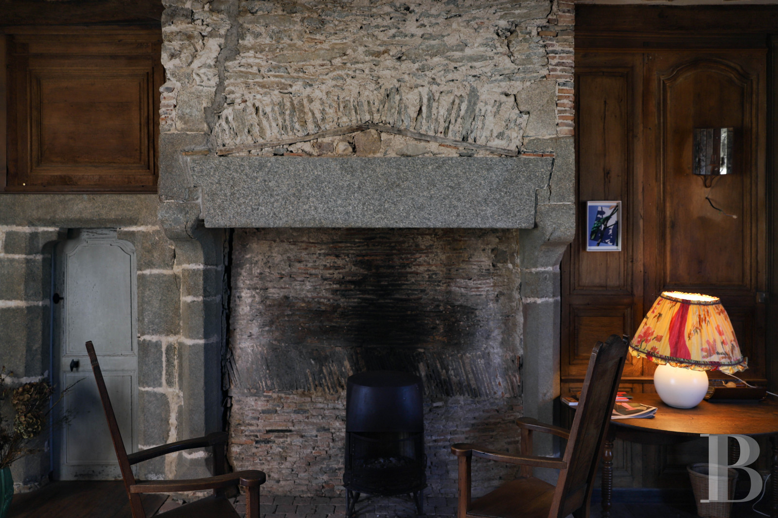 En Mayenne, au nord de la ville éponyme, un château du 17e siècle ceinturé de douves en eau - photo  n°28