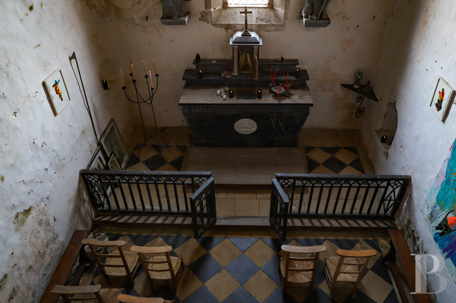 En Mayenne, au nord de la ville éponyme, un château du 17e siècle ceinturé de douves en eau - photo  n°31