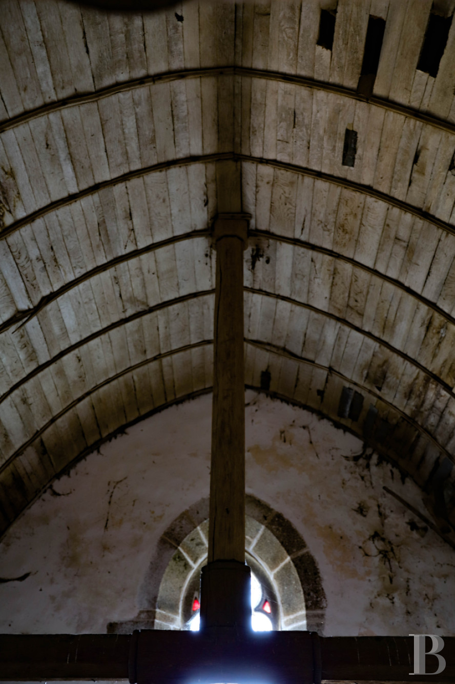En Mayenne, au nord de la ville éponyme, un château du 17e siècle ceinturé de douves en eau - photo  n°30