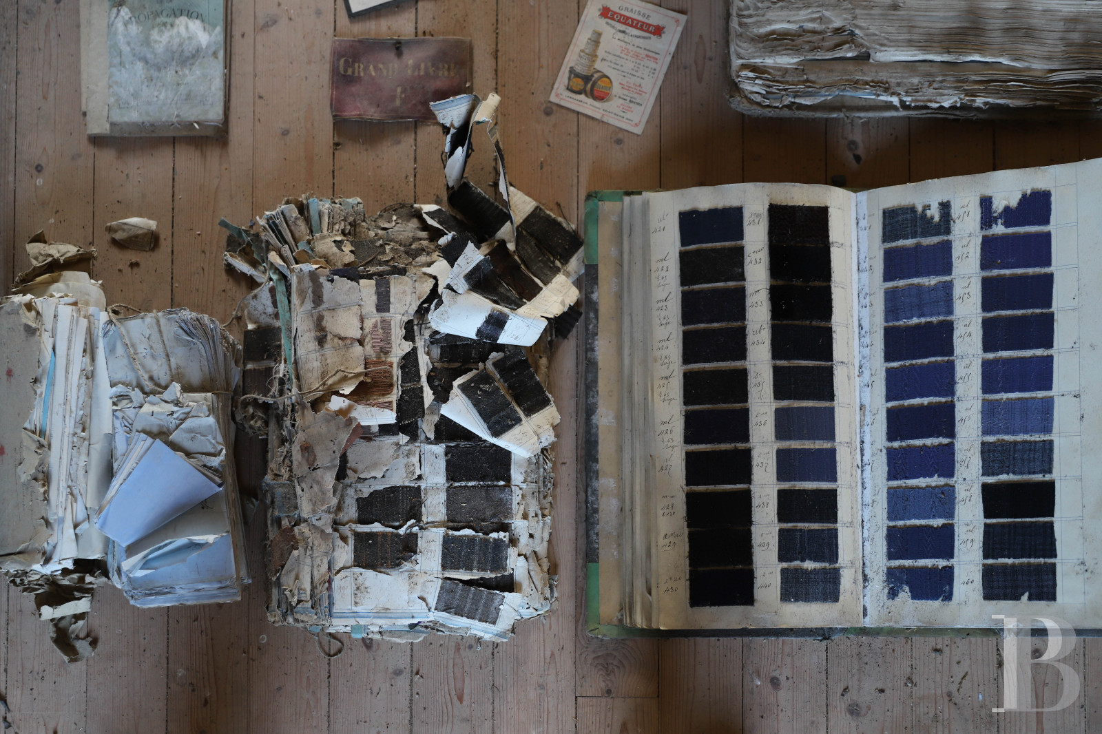 En Mayenne, au nord de la ville éponyme, un château du 17e siècle ceinturé de douves en eau - photo  n°33