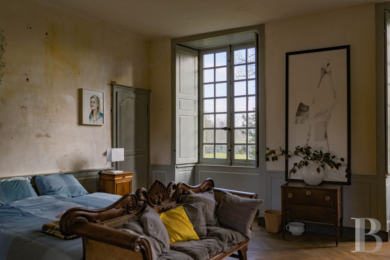 En Mayenne, au nord de la ville éponyme, un château du 17e siècle ceinturé de douves en eau - photo  n°18