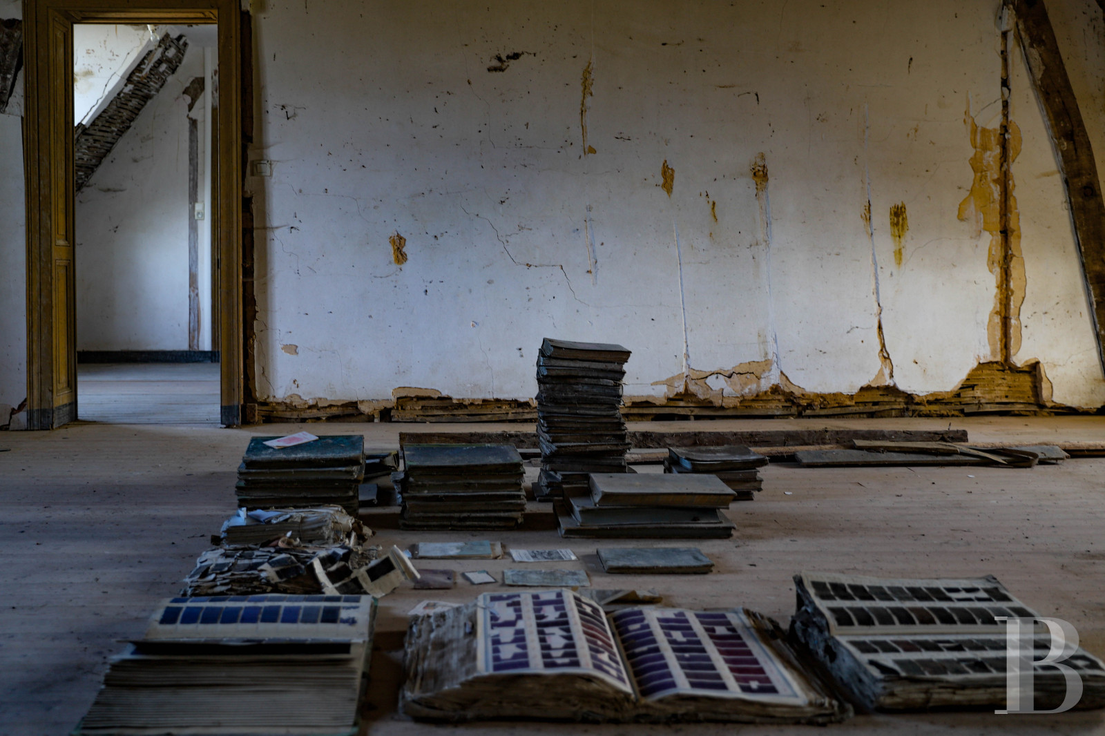 En Mayenne, au nord de la ville éponyme, un château du 17e siècle ceinturé de douves en eau - photo  n°32