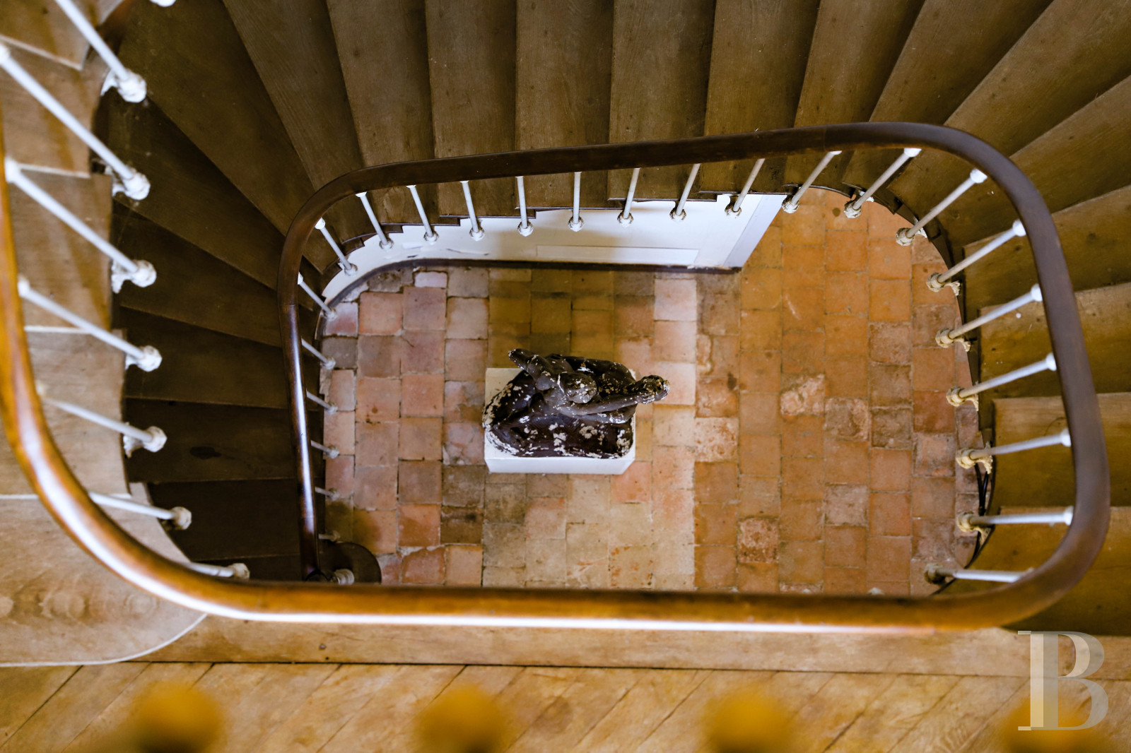 En Mayenne, au nord de la ville éponyme, un château du 17e siècle ceinturé de douves en eau - photo  n°20