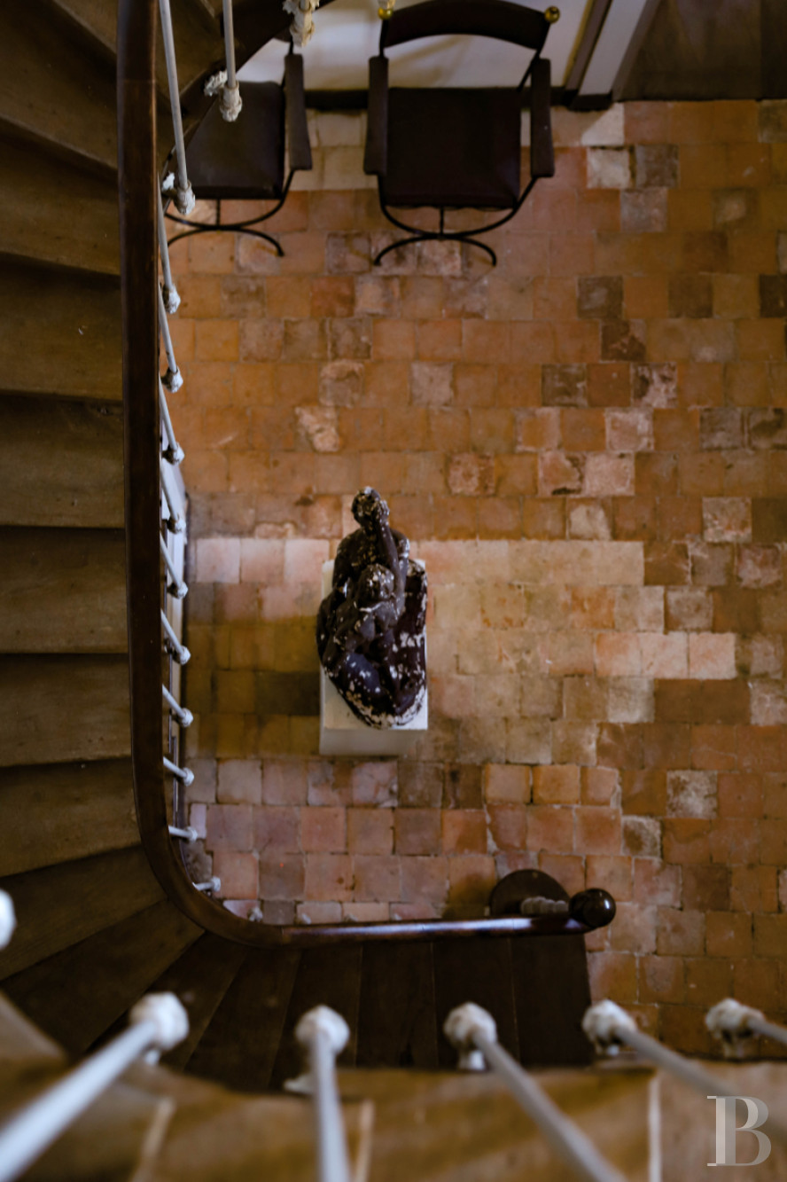 En Mayenne, au nord de la ville éponyme, un château du 17e siècle ceinturé de douves en eau - photo  n°22