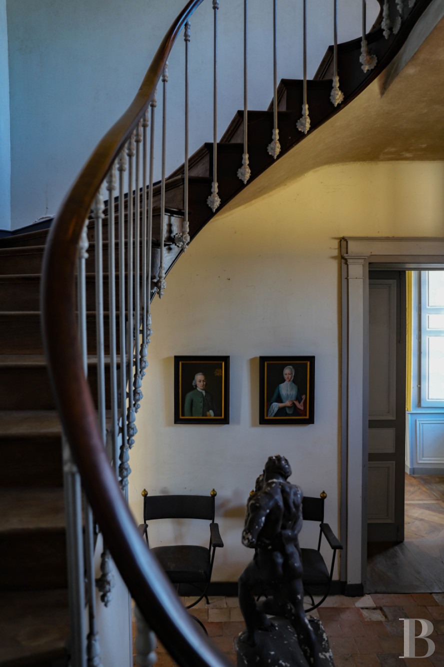En Mayenne, au nord de la ville éponyme, un château du 17e siècle ceinturé de douves en eau - photo  n°21