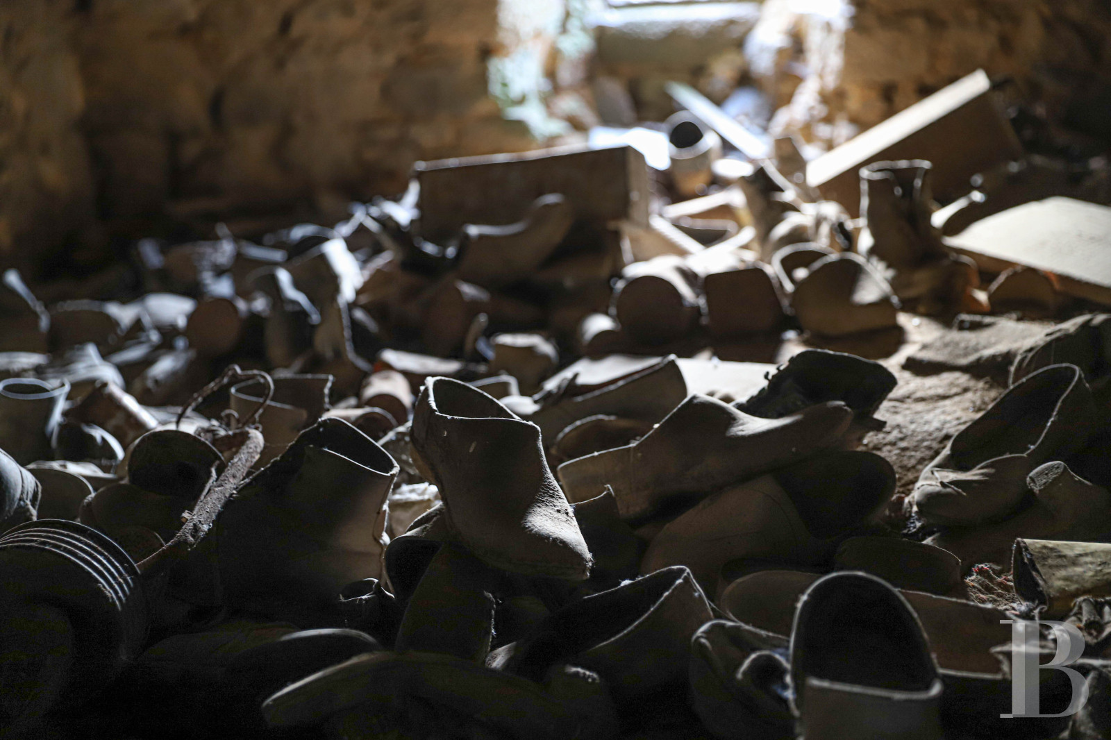 En Mayenne, au nord de la ville éponyme, un château du 17e siècle ceinturé de douves en eau - photo  n°34