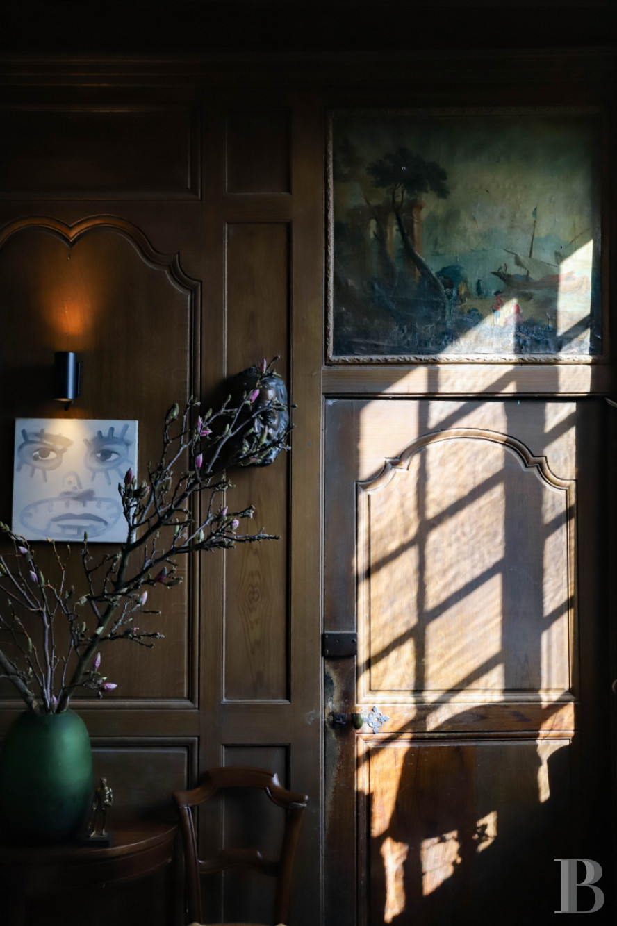 En Mayenne, au nord de la ville éponyme, un château du 17e siècle ceinturé de douves en eau - photo  n°26