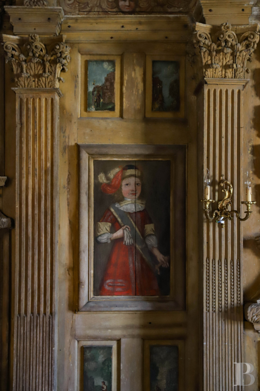 En Mayenne, au nord de la ville éponyme, un château du 17e siècle ceinturé de douves en eau - photo  n°29