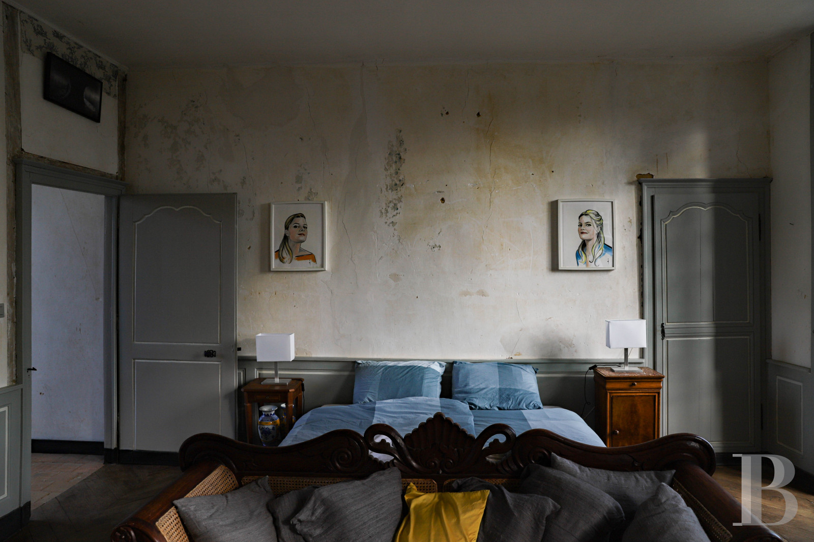 En Mayenne, au nord de la ville éponyme, un château du 17e siècle ceinturé de douves en eau - photo  n°27