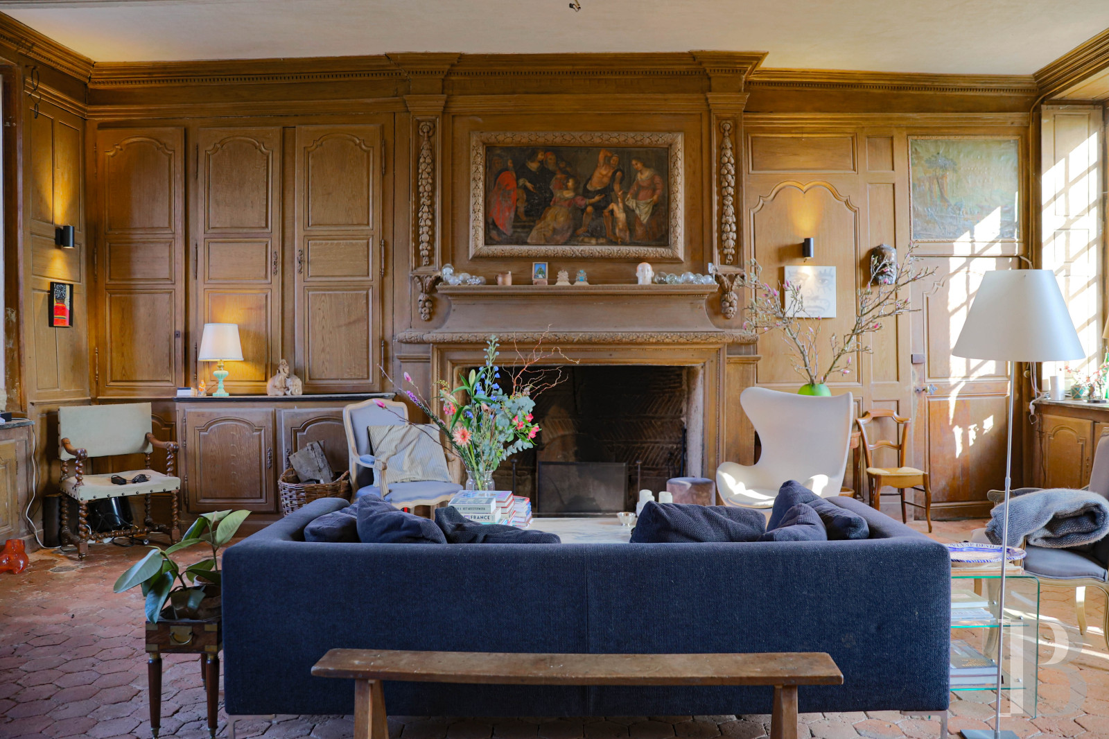 En Mayenne, au nord de la ville éponyme, un château du 17e siècle ceinturé de douves en eau - photo  n°15