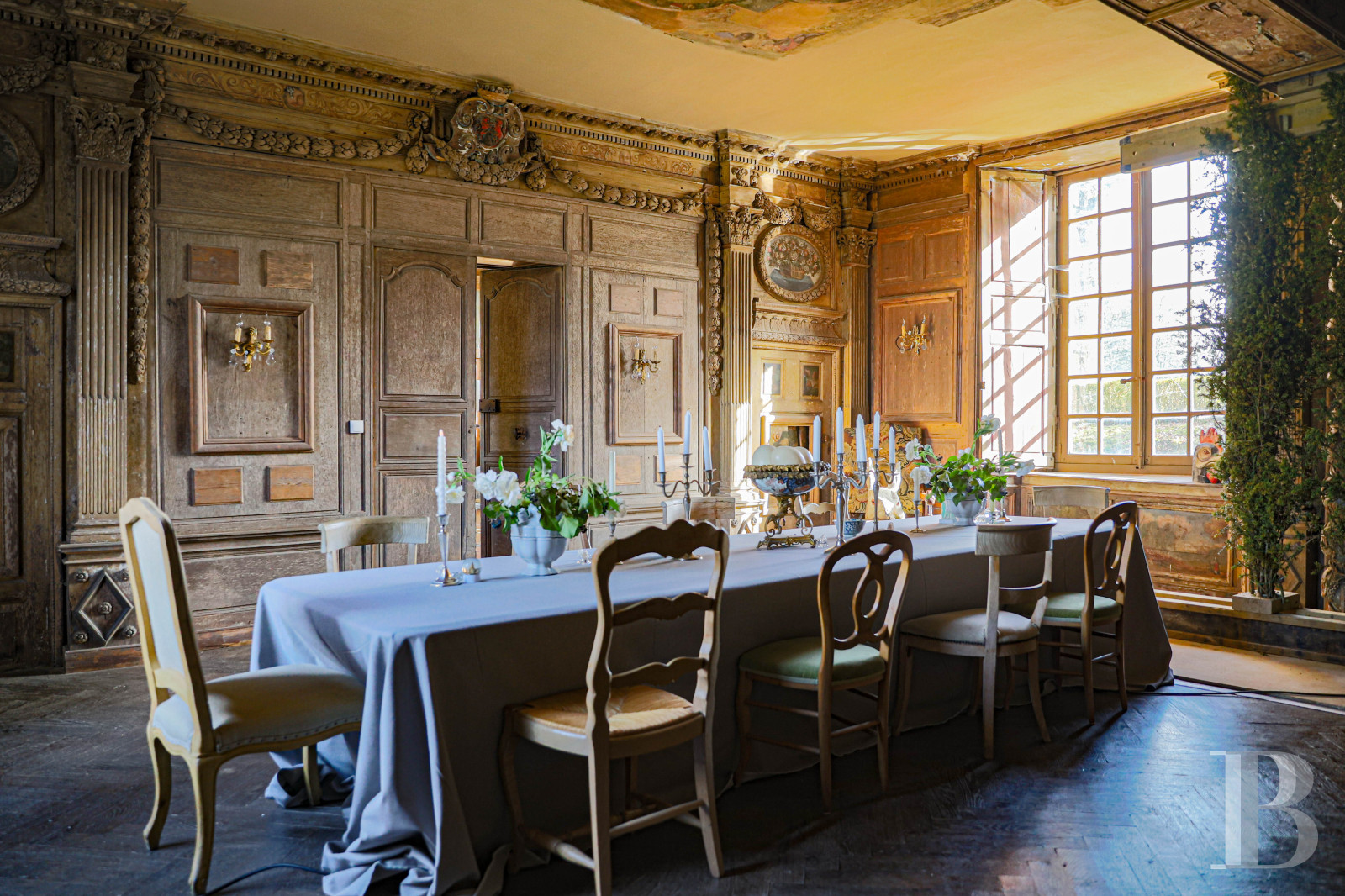 En Mayenne, au nord de la ville éponyme, un château du 17e siècle ceinturé de douves en eau - photo  n°19