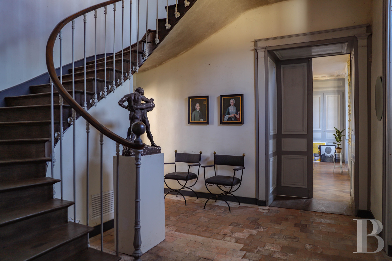 En Mayenne, au nord de la ville éponyme, un château du 17e siècle ceinturé de douves en eau - photo  n°9