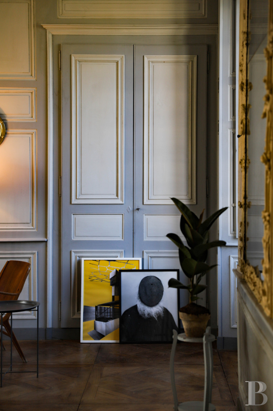 En Mayenne, au nord de la ville éponyme, un château du 17e siècle ceinturé de douves en eau - photo  n°10