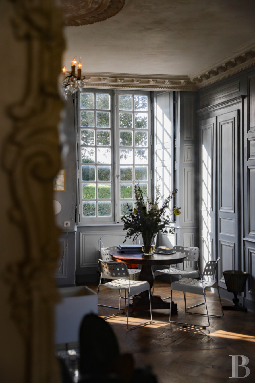 En Mayenne, au nord de la ville éponyme, un château du 17e siècle ceinturé de douves en eau - photo  n°13