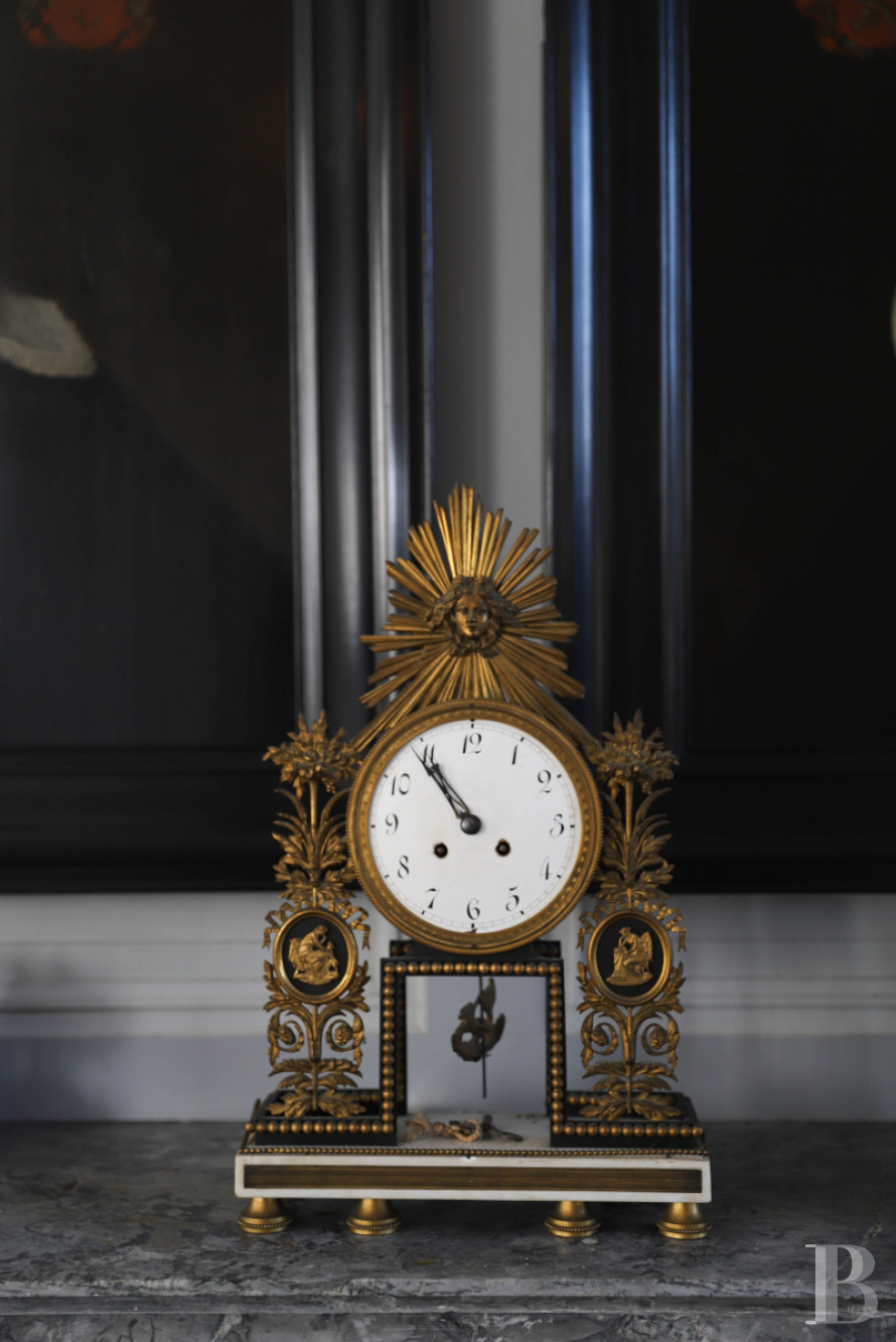 En Mayenne, au nord de la ville éponyme, un château du 17e siècle ceinturé de douves en eau - photo  n°12