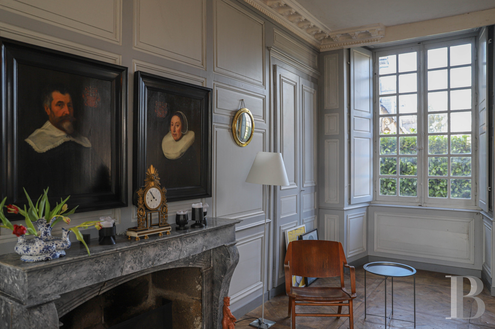 En Mayenne, au nord de la ville éponyme, un château du 17e siècle ceinturé de douves en eau - photo  n°14