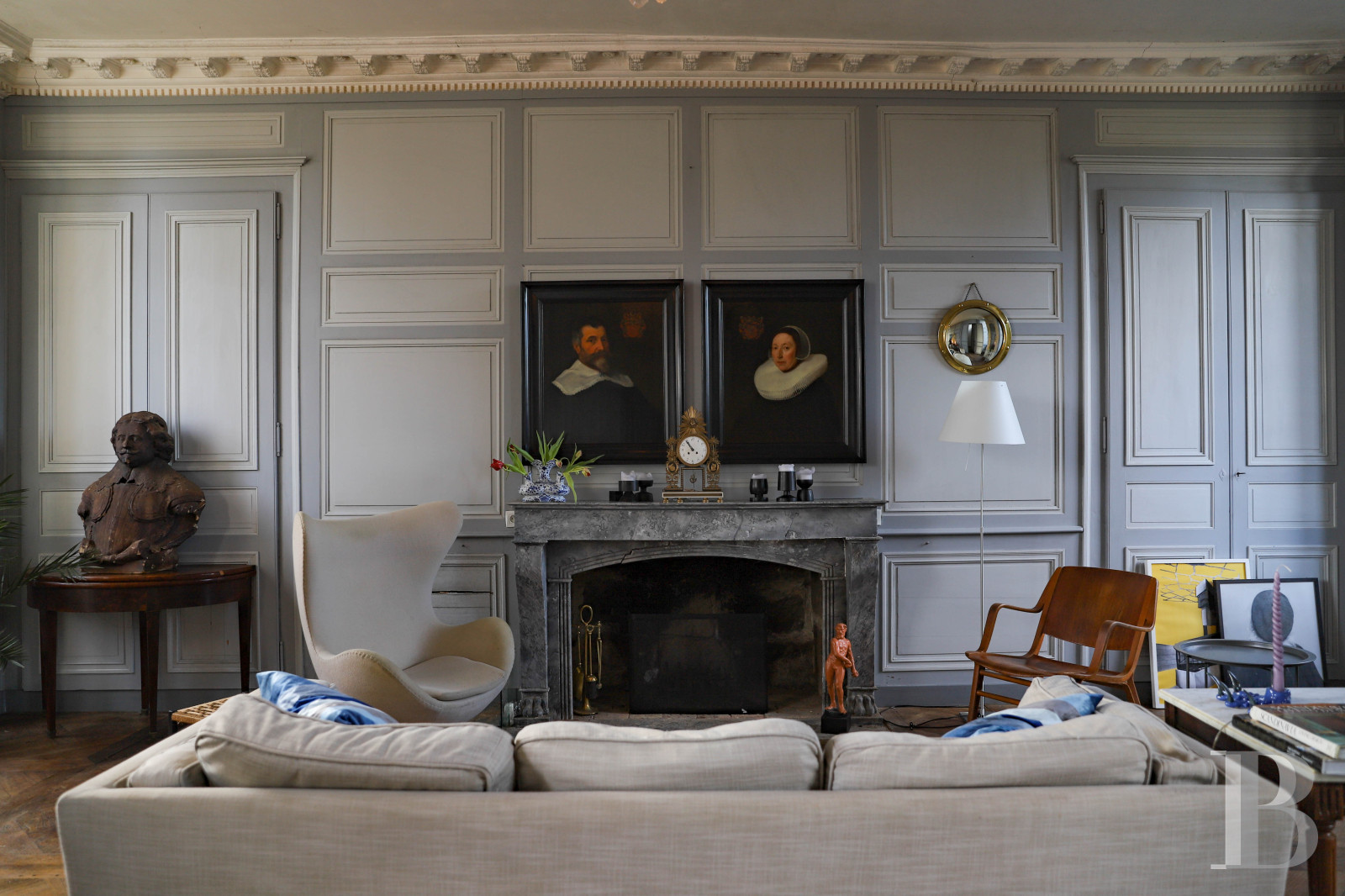 En Mayenne, au nord de la ville éponyme, un château du 17e siècle ceinturé de douves en eau - photo  n°11