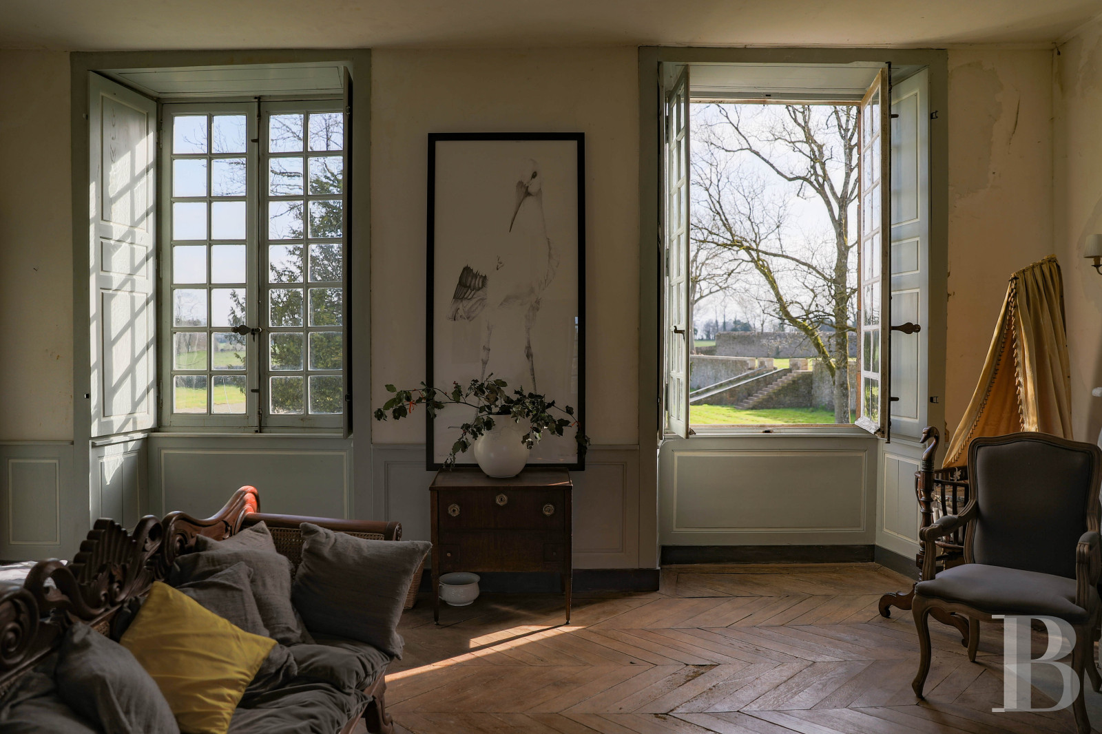 En Mayenne, au nord de la ville éponyme, un château du 17e siècle ceinturé de douves en eau - photo  n°17