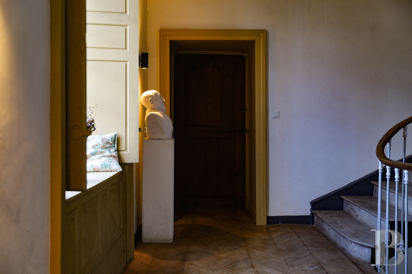 En Mayenne, au nord de la ville éponyme, un château du 17e siècle ceinturé de douves en eau - photo  n°23