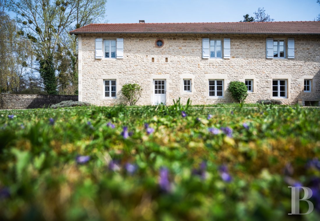 A chateau affiliated with Burgundy's greatest vineyards and permaculture to the south of Beaune - photo  n°3
