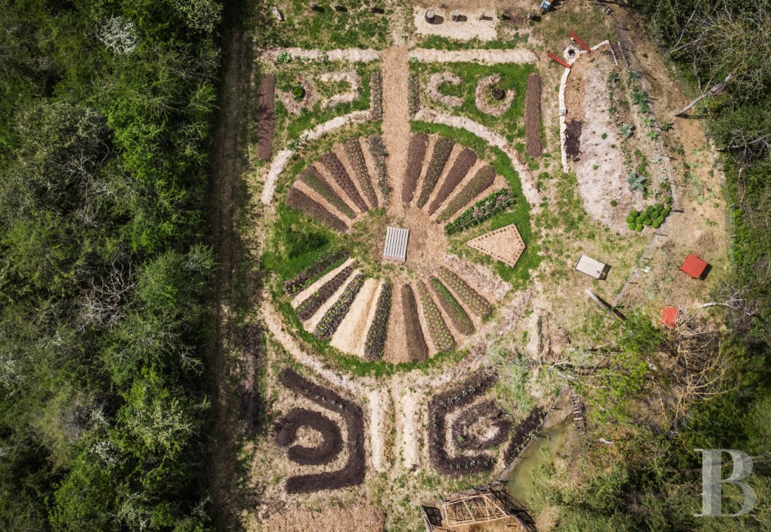 A chateau affiliated with Burgundy's greatest vineyards and permaculture to the south of Beaune - photo  n°9