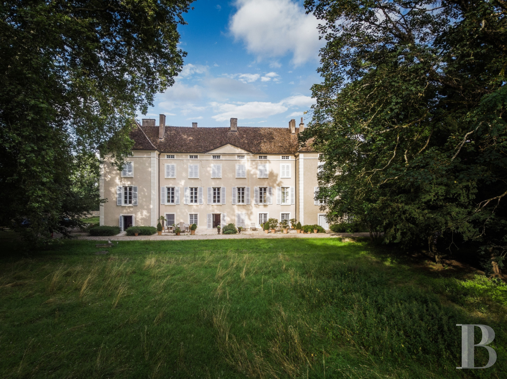 A chateau affiliated with Burgundy's greatest vineyards and permaculture to the south of Beaune - photo  n°2