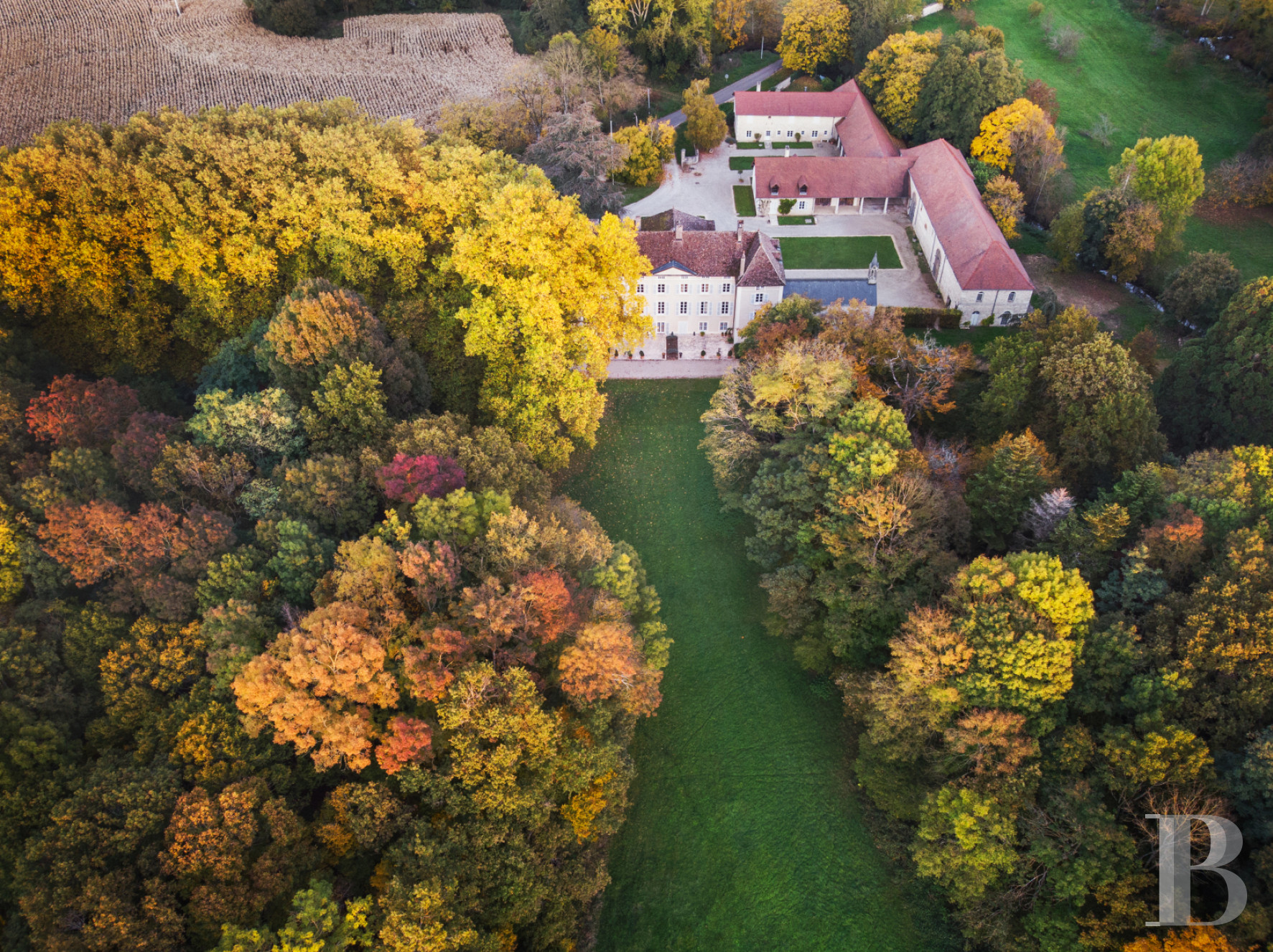 A chateau affiliated with Burgundy's greatest vineyards and permaculture to the south of Beaune - photo  n°1