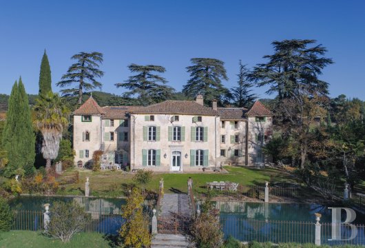 paca - À Brignoles, sur 6,3 ha de terres agricoles irriguées par une source,
 un château du 18e s. à rénover, son orangerie et ses pièces d'eau
