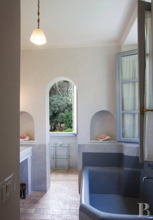 En Italie, entre Rome et Florence, une villa de la fin du 19e siècle implantée dans un vaste parc arboré - photo  n°13