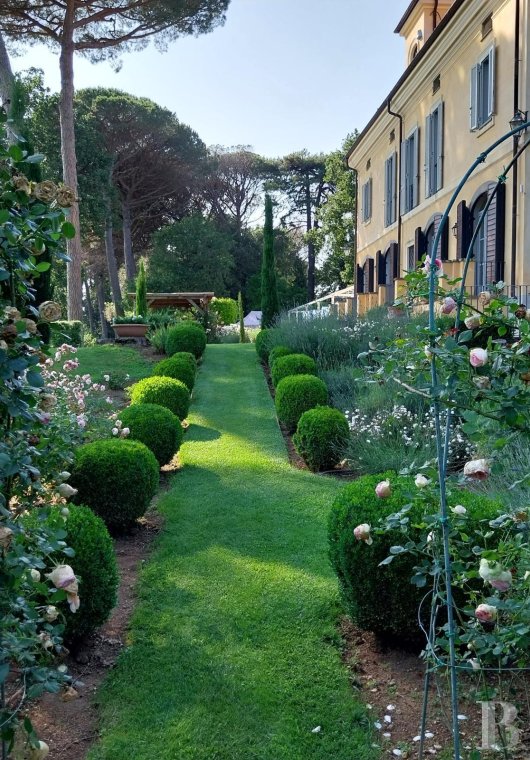 En Italie, entre Rome et Florence, une villa de la fin du 19e siècle implantée dans un vaste parc arboré - photo  n°2