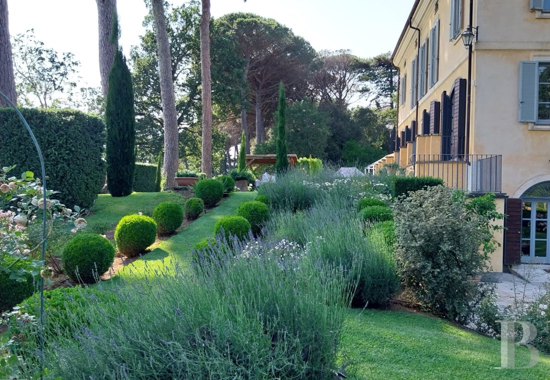 En Italie, entre Rome et Florence, une villa de la fin du 19e siècle implantée dans un vaste parc arboré - photo  n°24