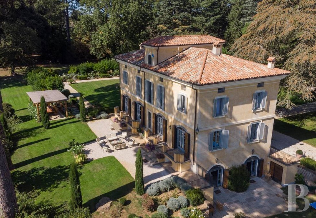 En Italie, entre Rome et Florence, une villa de la fin du 19e siècle implantée dans un vaste parc arboré - photo  n°25