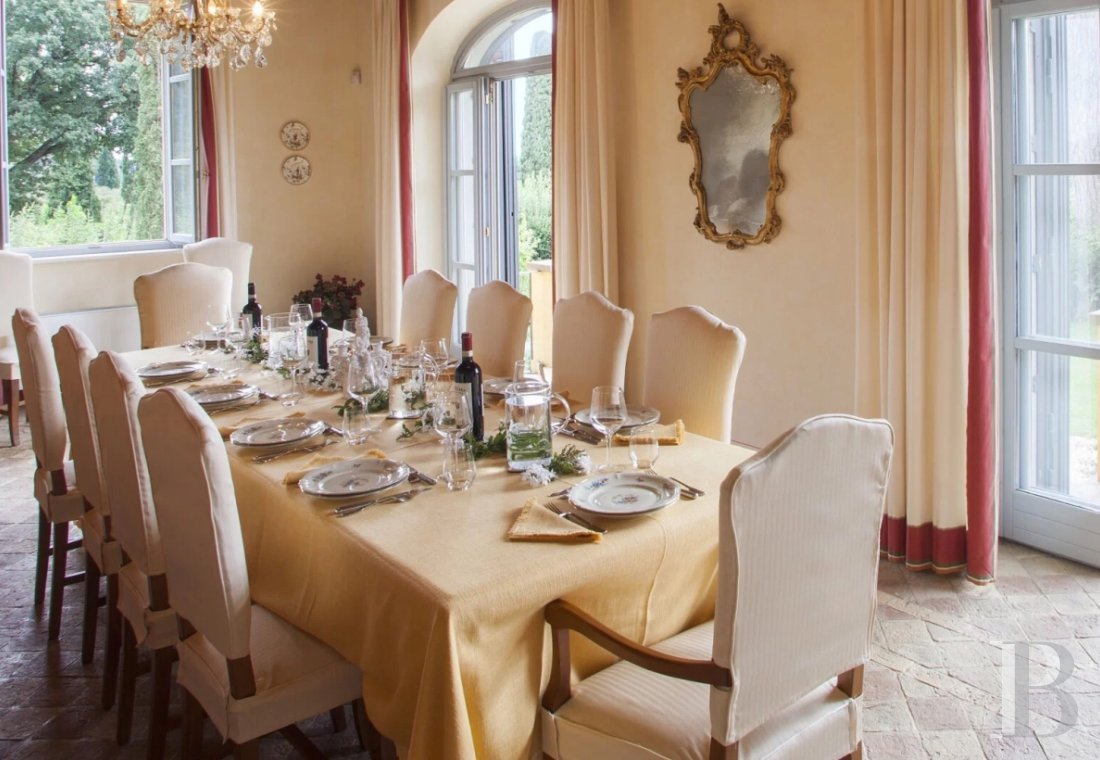 En Italie, entre Rome et Florence, une villa de la fin du 19e siècle implantée dans un vaste parc arboré - photo  n°11