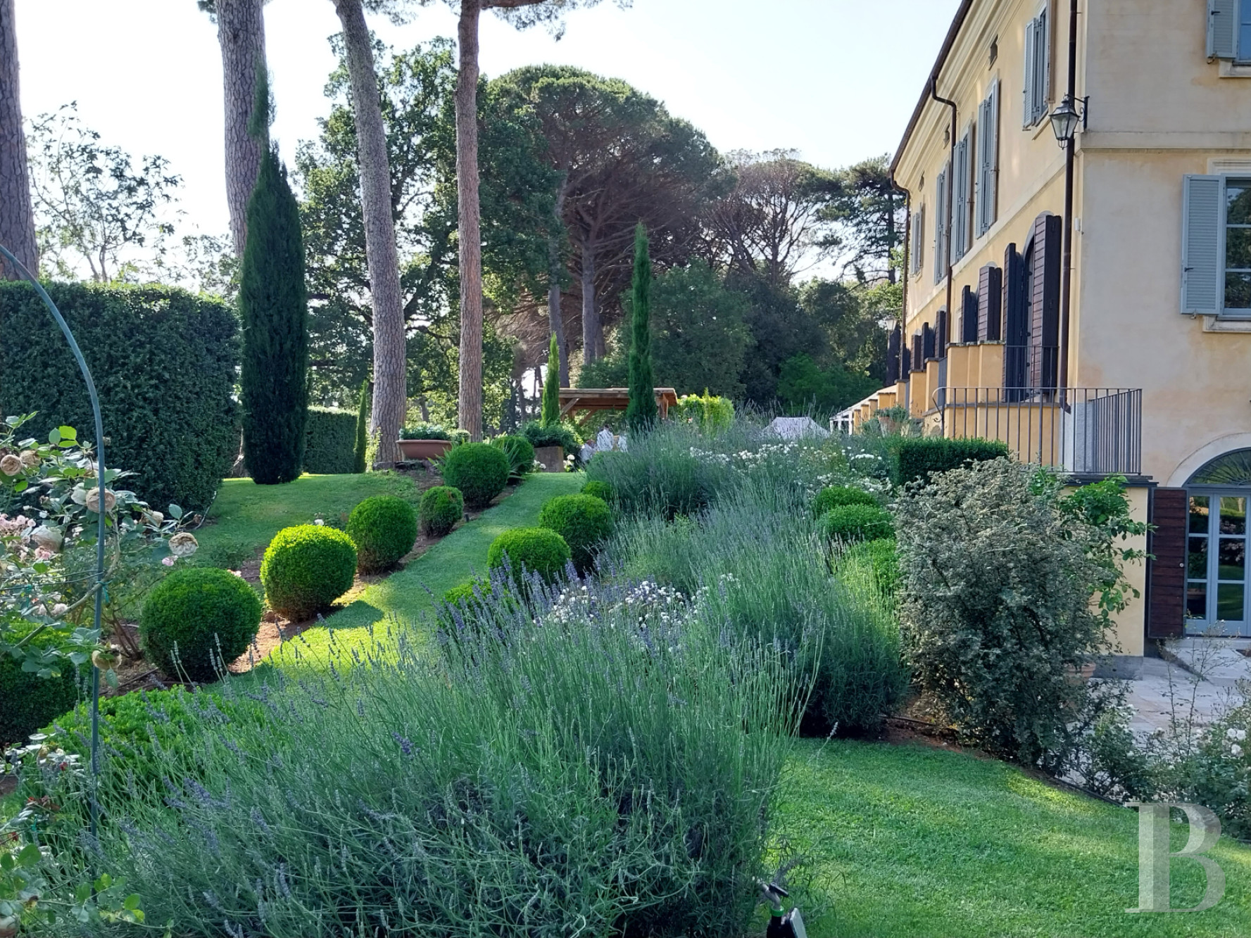 En Italie, entre Rome et Florence, une villa de la fin du 19e siècle implantée dans un vaste parc arboré - photo  n°24