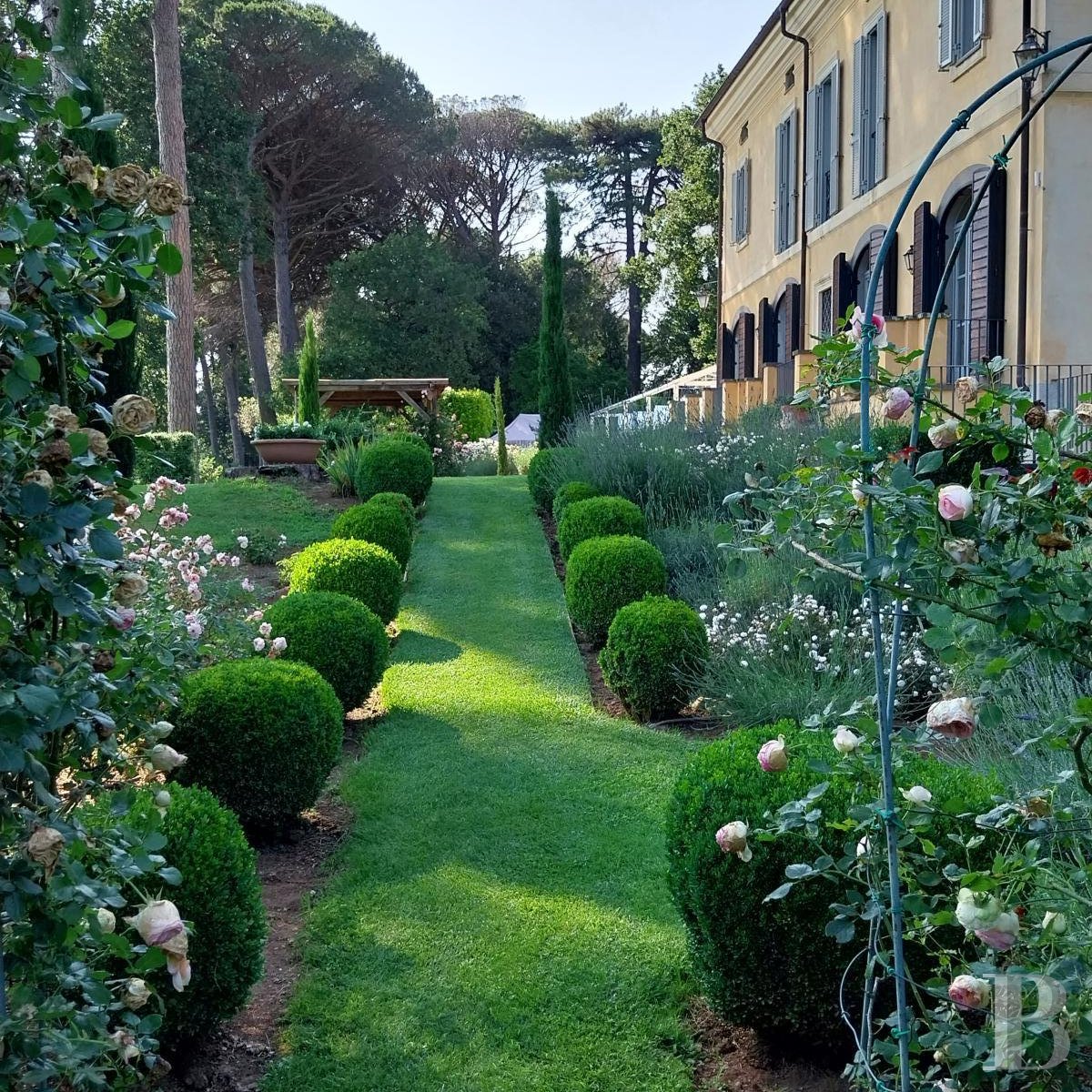 En Italie, entre Rome et Florence, une villa de la fin du 19e siècle implantée dans un vaste parc arboré - photo  n°2