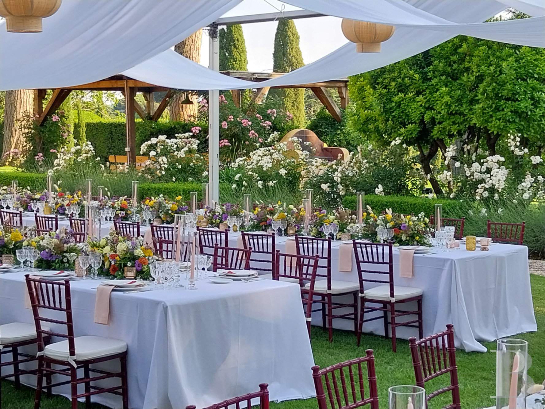 En Italie, entre Rome et Florence, une villa de la fin du 19e siècle implantée dans un vaste parc arboré - photo  n°7