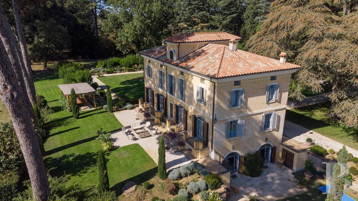 En Italie, entre Rome et Florence, une villa de la fin du 19e siècle implantée dans un vaste parc arboré - photo  n°25