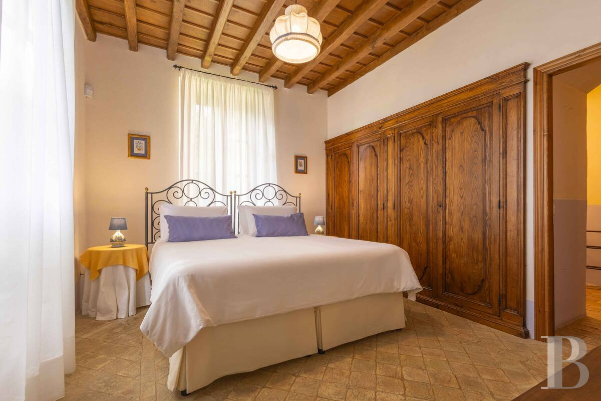 En Italie, entre Rome et Florence, une villa de la fin du 19e siècle implantée dans un vaste parc arboré - photo  n°14