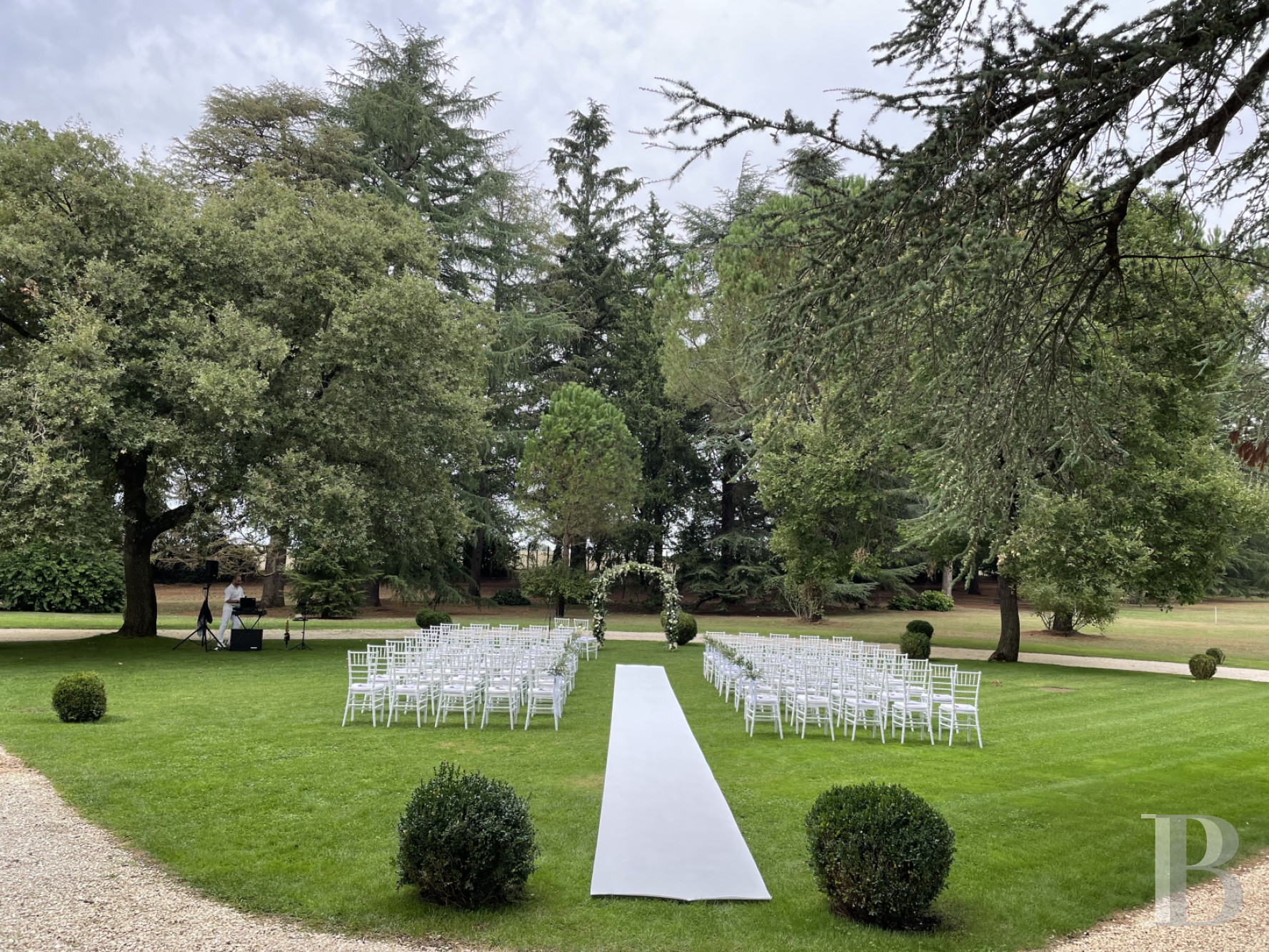 En Italie, entre Rome et Florence, une villa de la fin du 19e siècle implantée dans un vaste parc arboré - photo  n°6