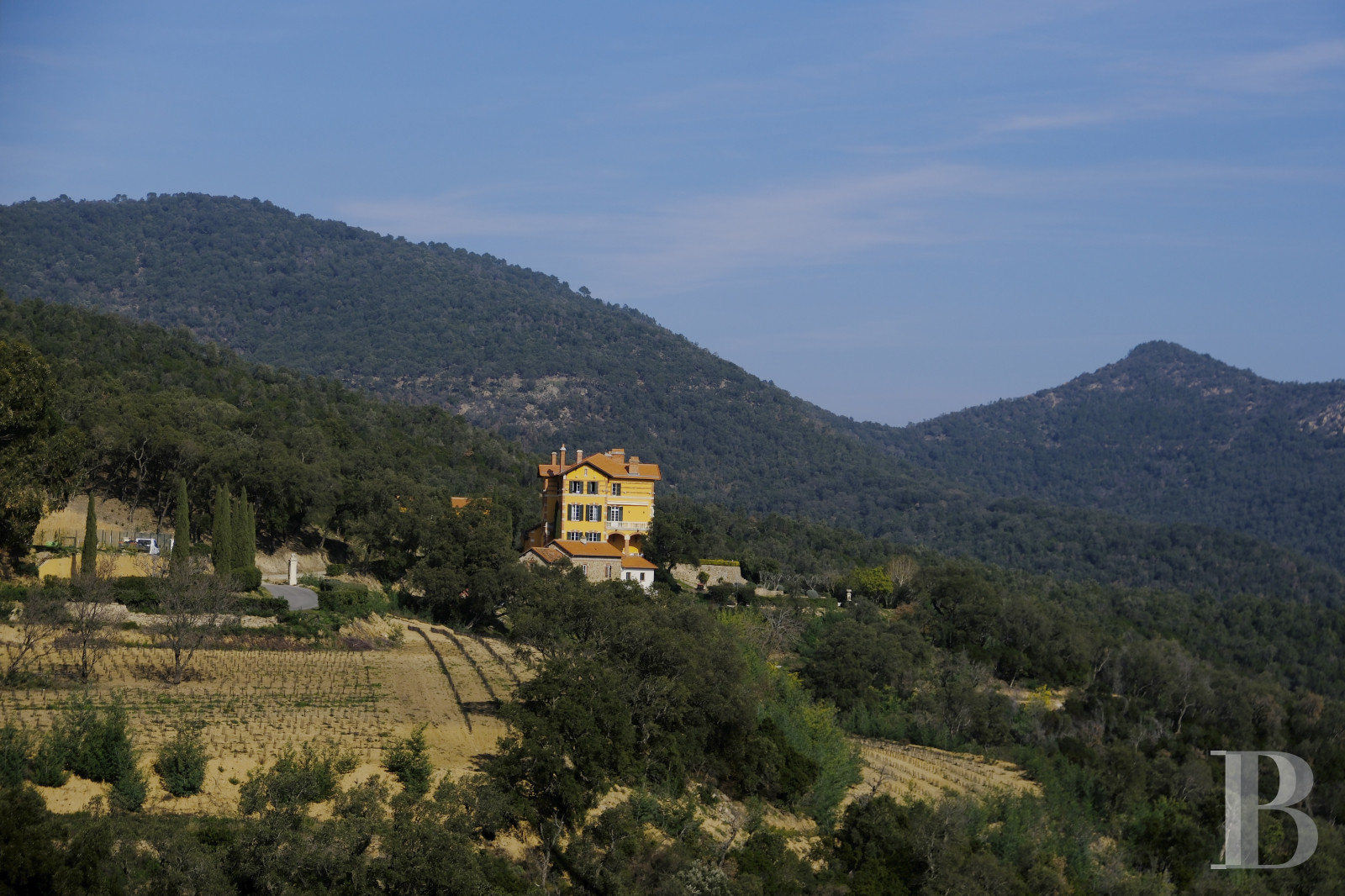 Dans le Var, sur la commune de Sainte-Maxime, une villa d’inspiration italienne dominant l’horizon jusqu’à la mer - photo  n°1