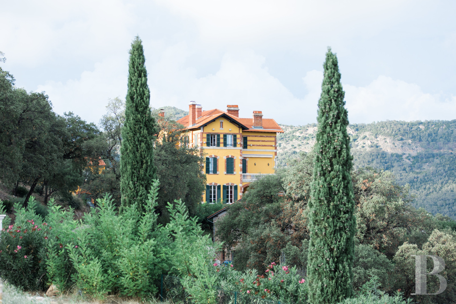 Dans le Var, sur la commune de Sainte-Maxime, une villa d’inspiration italienne dominant l’horizon jusqu’à la mer - photo  n°44