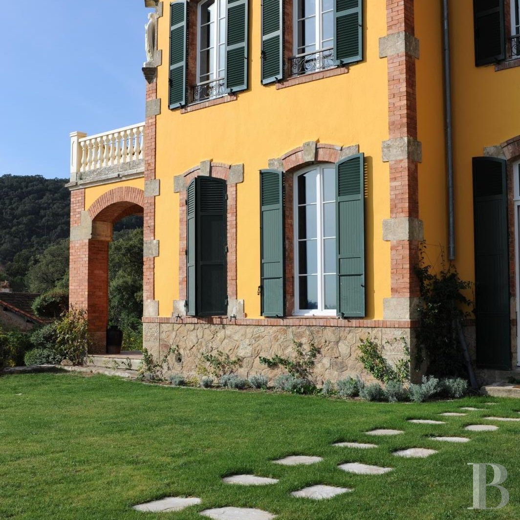 Dans le Var, sur la commune de Sainte-Maxime, une villa d’inspiration italienne dominant l’horizon jusqu’à la mer - photo  n°2