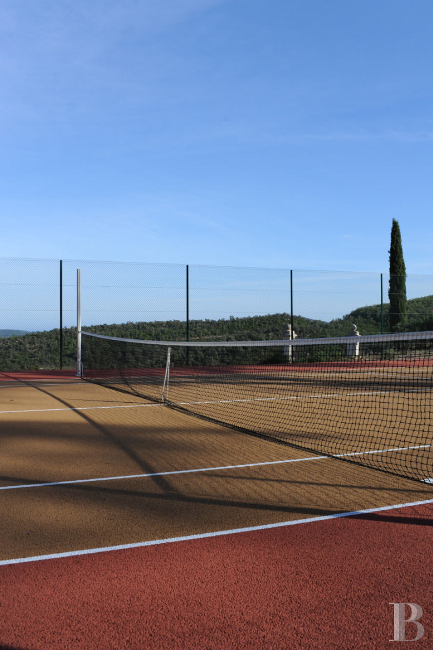 Dans le Var, sur la commune de Sainte-Maxime, une villa d’inspiration italienne dominant l’horizon jusqu’à la mer - photo  n°40