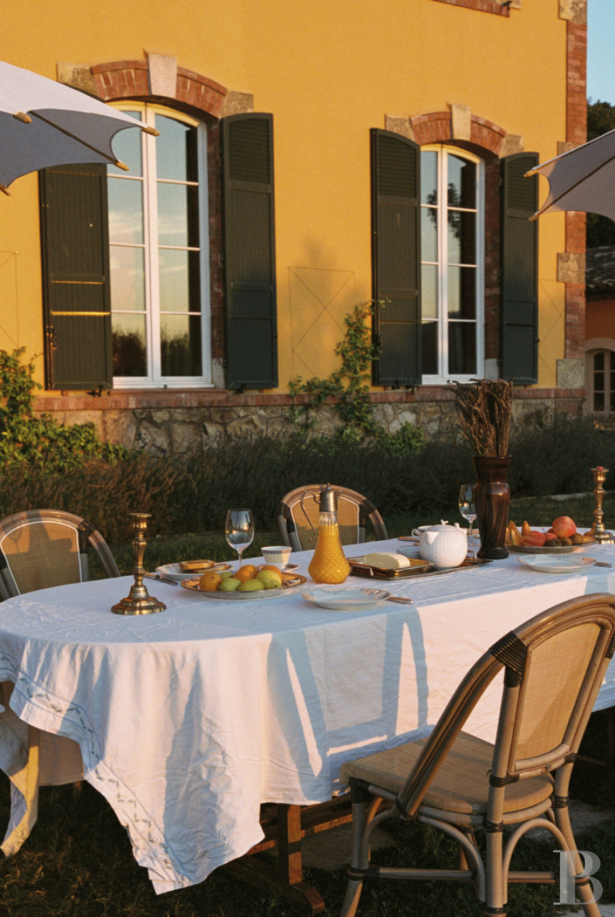 Dans le Var, sur la commune de Sainte-Maxime, une villa d’inspiration italienne dominant l’horizon jusqu’à la mer - photo  n°42