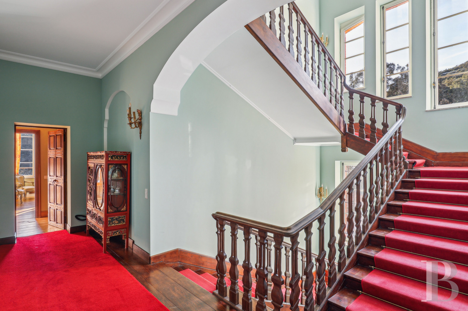 Dans le Var, sur la commune de Sainte-Maxime, une villa d’inspiration italienne dominant l’horizon jusqu’à la mer - photo  n°38