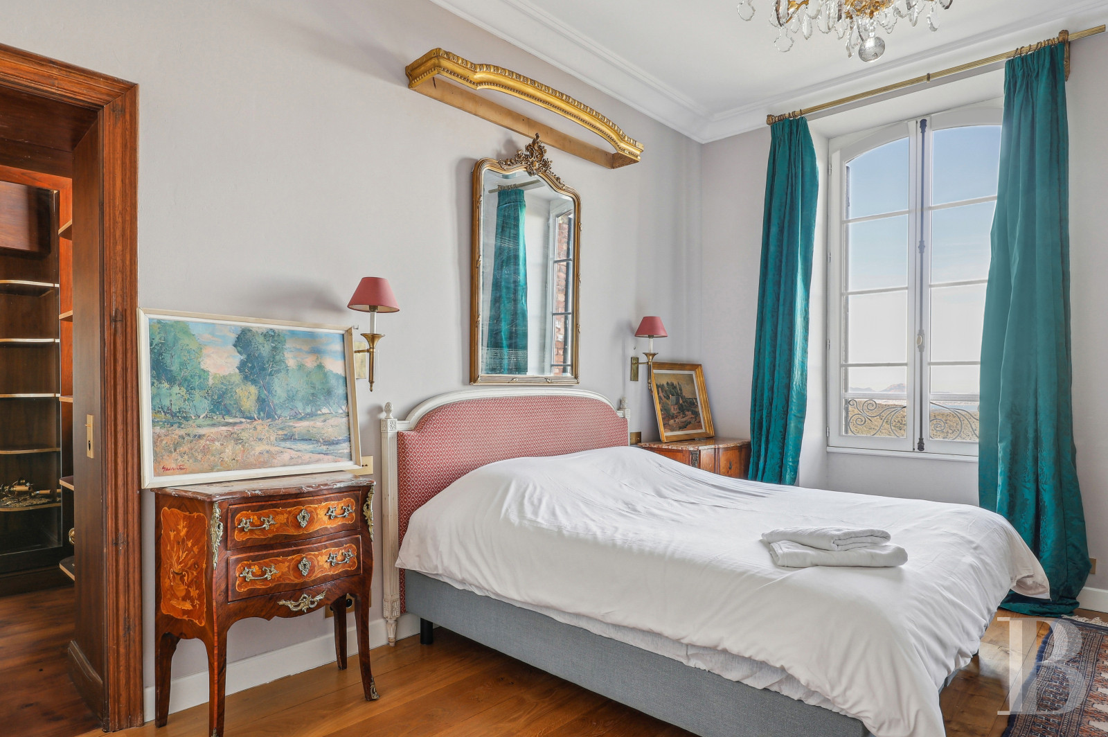 Dans le Var, sur la commune de Sainte-Maxime, une villa d’inspiration italienne dominant l’horizon jusqu’à la mer - photo  n°35