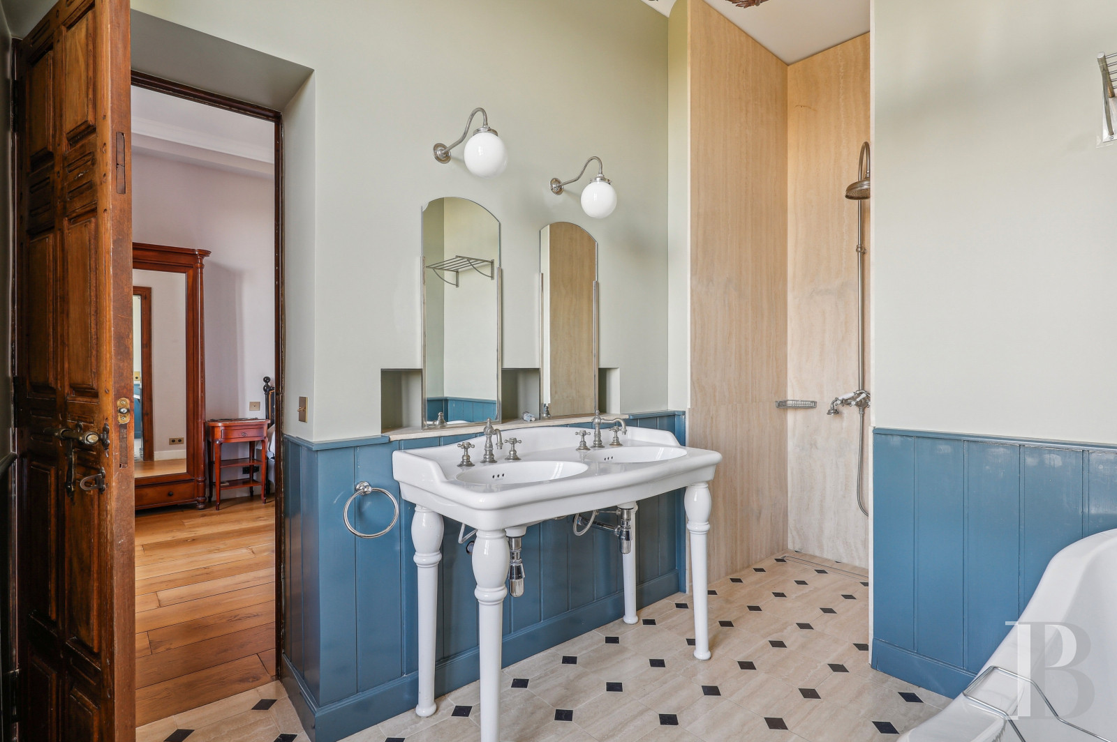 Dans le Var, sur la commune de Sainte-Maxime, une villa d’inspiration italienne dominant l’horizon jusqu’à la mer - photo  n°25